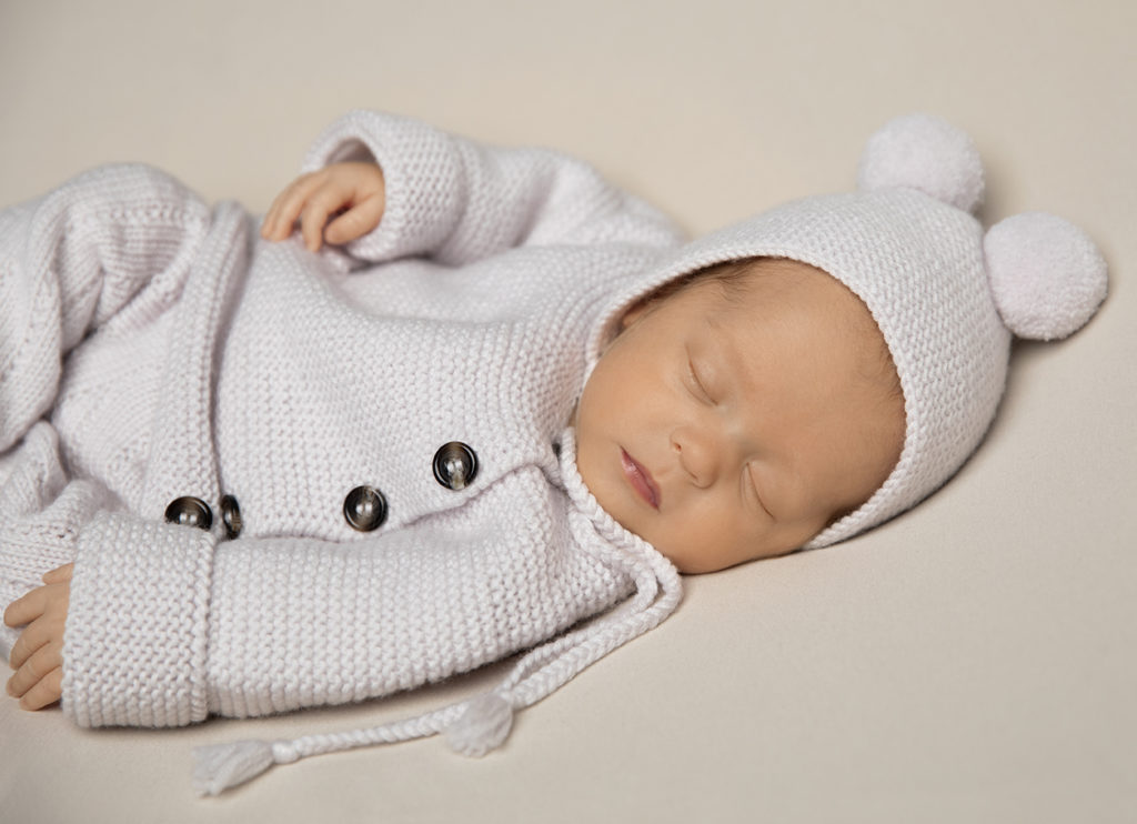 Nydelig strikket lue til nyfødtfotograferingen
